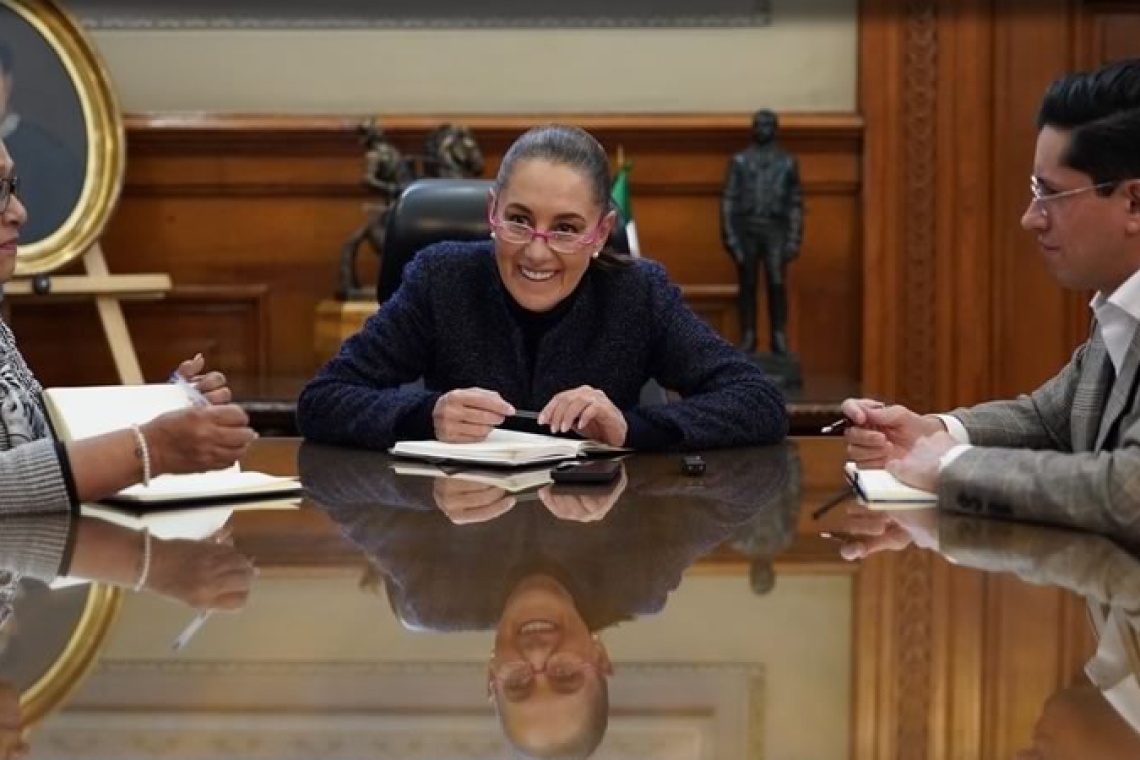 Sheinbaum invita al Papa León XIV a visitar México; conversan por el Día de la Virgen